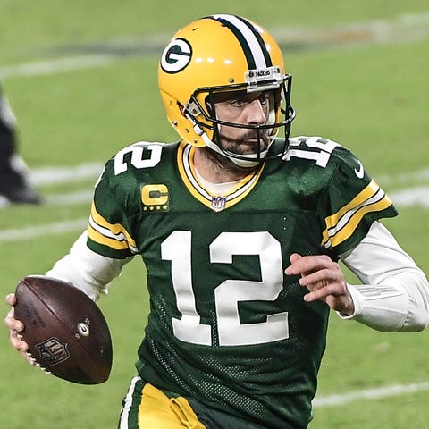 Green Bay Packers quarterback Aaron Rodgers (12) s