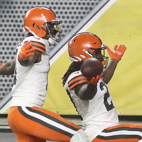 Cleveland Browns running back Kareem Hunt (27) cel