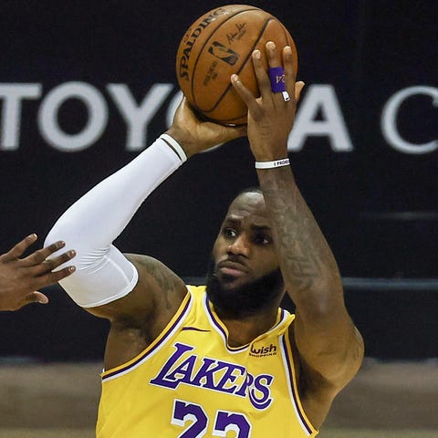 Los Angeles Lakers forward LeBron James (23) shoot
