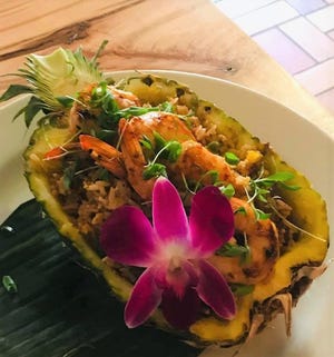 Half-pineapple fried rice