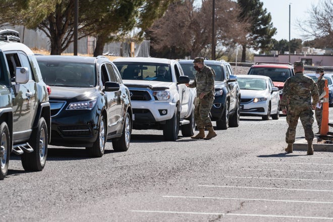 Las personas que califican para recibir las vacunas COVID hacen fila en sus autos en el campus de la NMSU en Las Cruces el viernes 15 de enero de 2021.