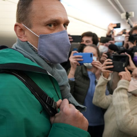 Alexei Navalny is surrounded by journalists inside