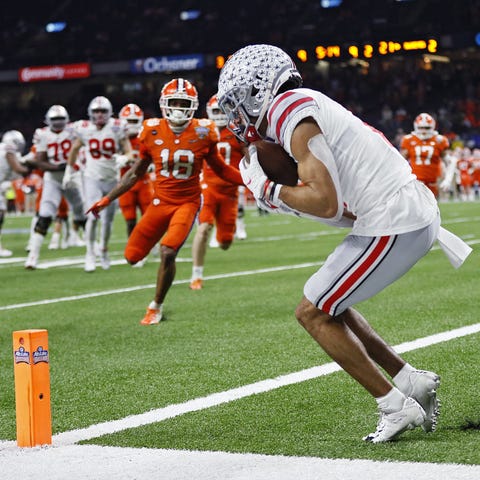 Ohio State wide receiver Chris Olave makes a touch