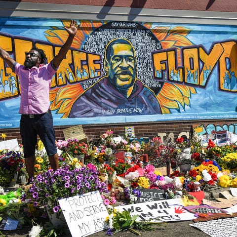 Former NFL player Tyrone Carter speaks at the Geor