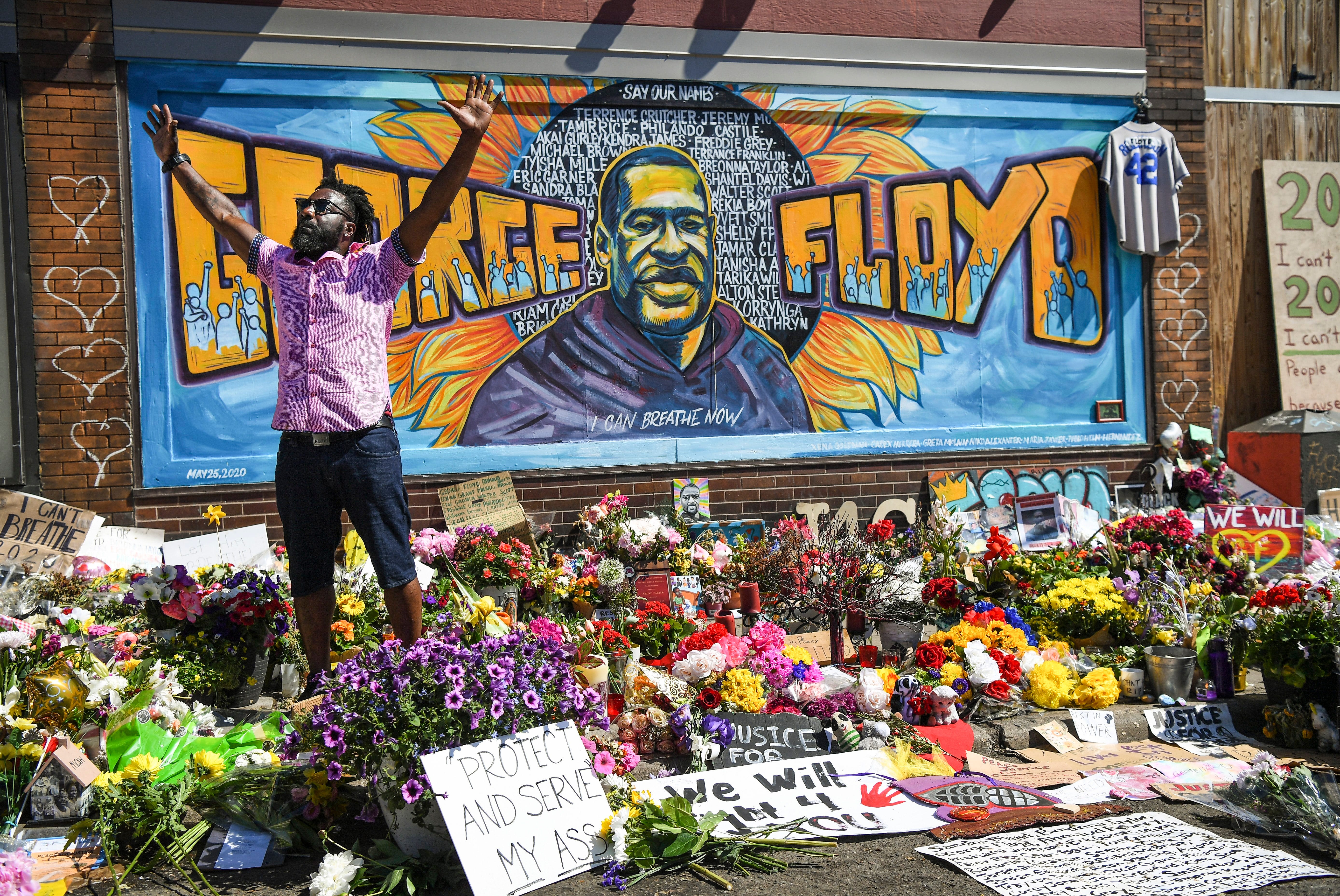 Former NFL player Tyrone Carter speaks at the George Floyd memorial site at 38th Street and Chicago Avenue on June 3, 2020. George Floyd died at this location in Minneapolis police custody on May 25.