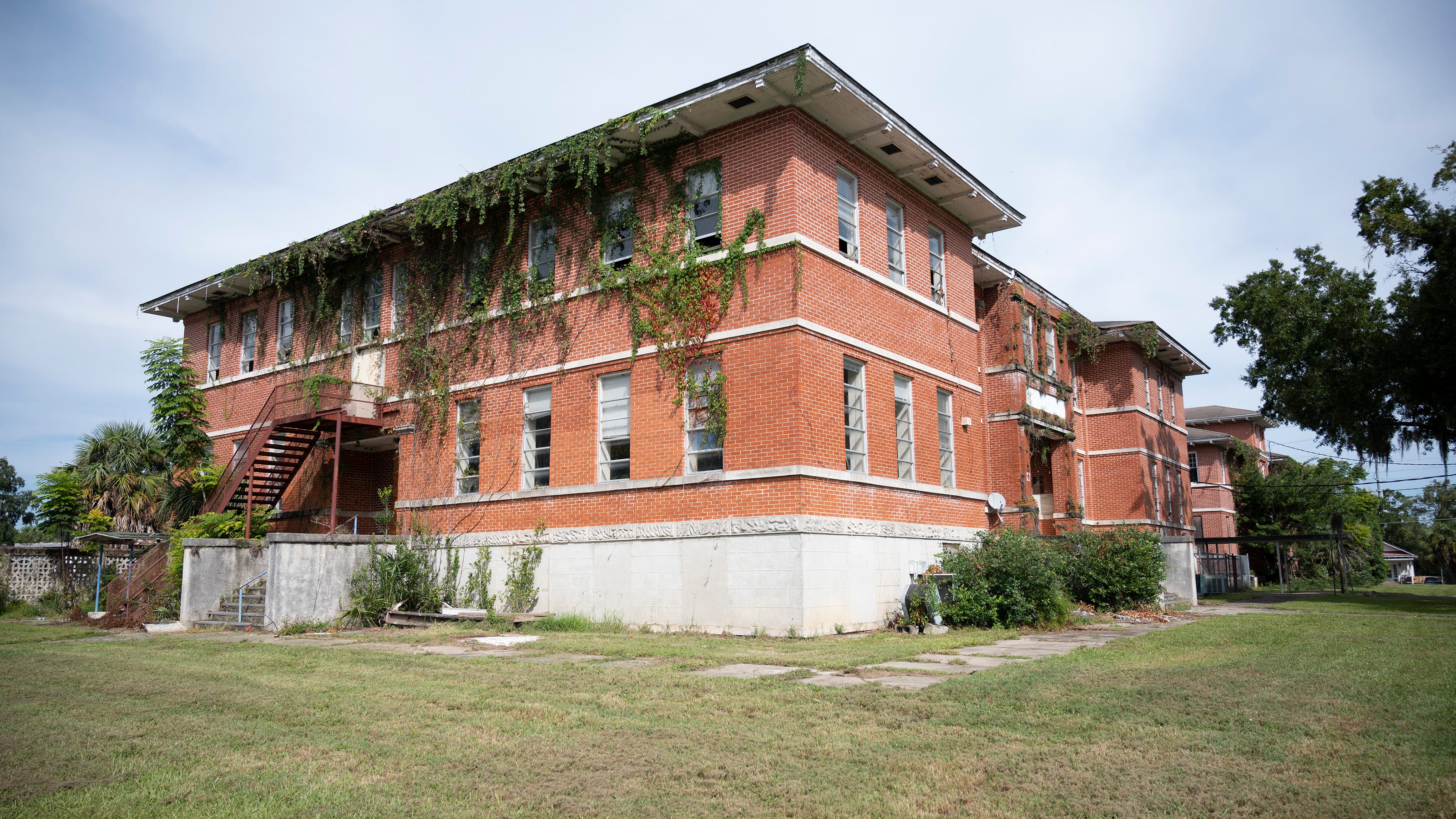 Plans to turn Lee School into apartments delayed in Leesburg, Florida