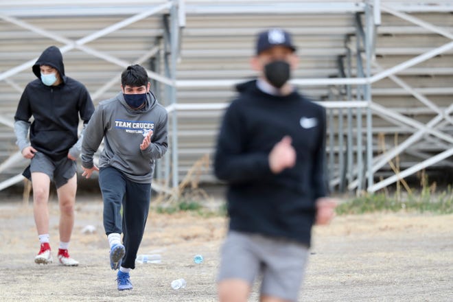 El equipo de fútbol de Las Cruces se entrena en "Vainas" O grupos pequeños en Las Cruces High School el martes 19 de enero de 2020.