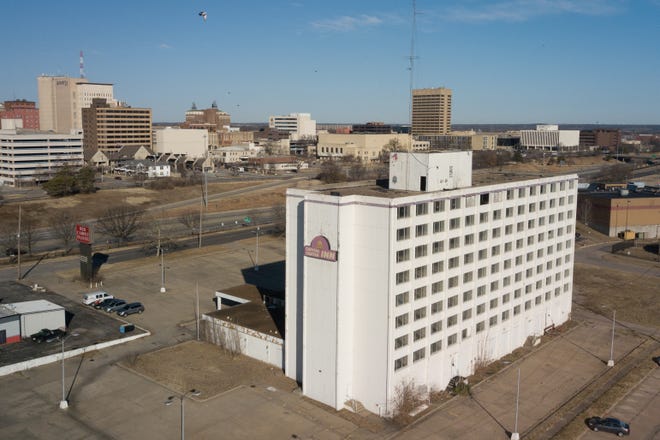 Shawnee County intends to auction this former hotel building in 914 SE Madison, on which the owner owes more than $ 233,000 in delinquent property taxes.
