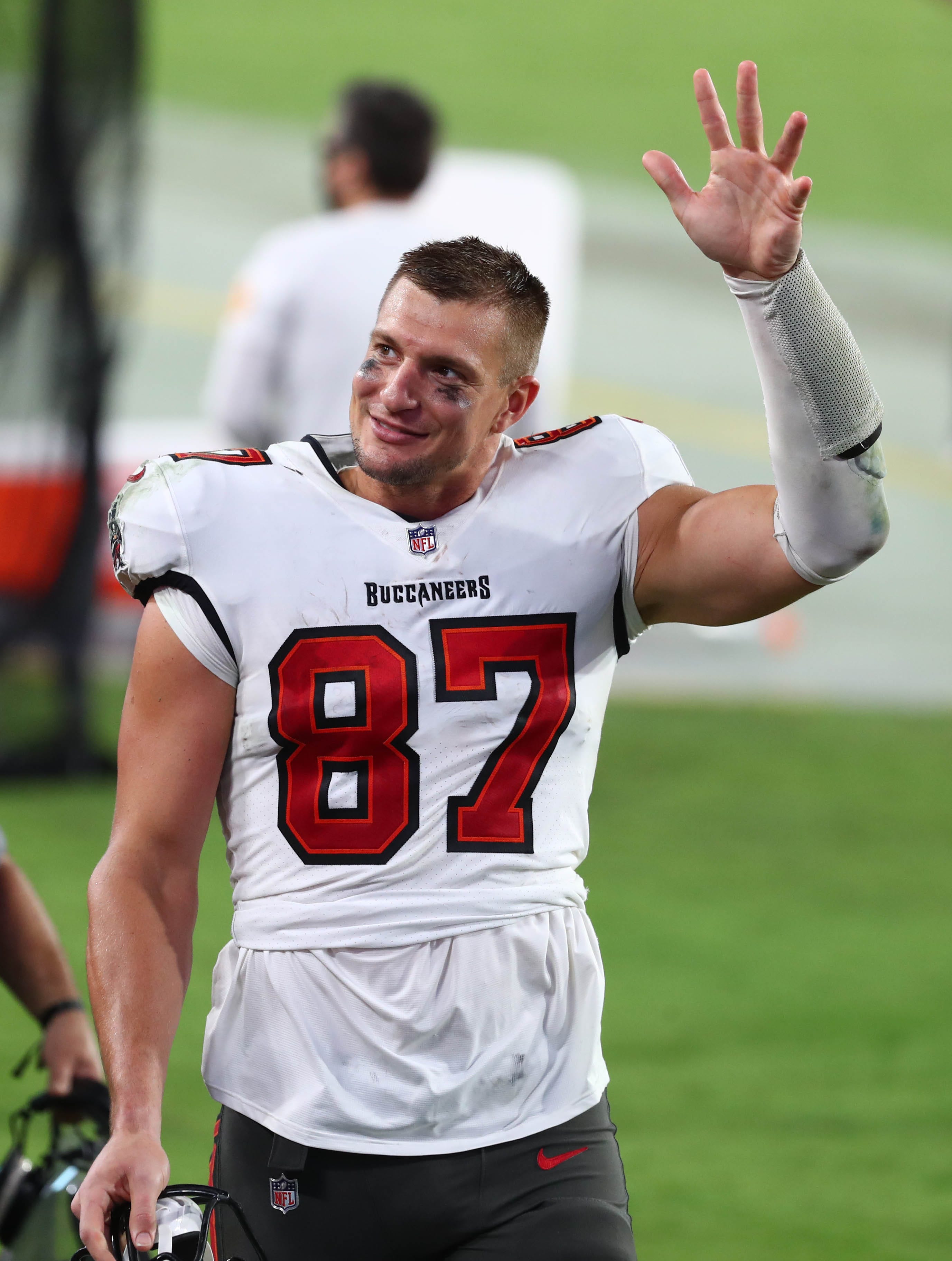 Buccaneers TE Rob Gronkowski announces retirement on Instagram