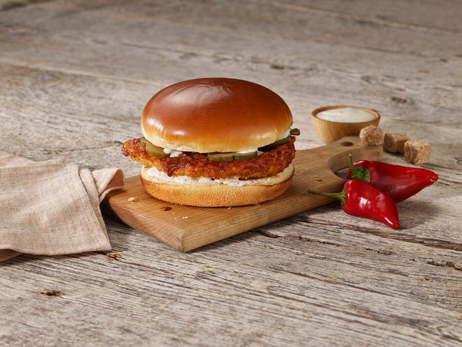 Boston Market présente son Nashville Hot Crispy Chicken Sandwich avec une offre du 25 au 26 janvier.