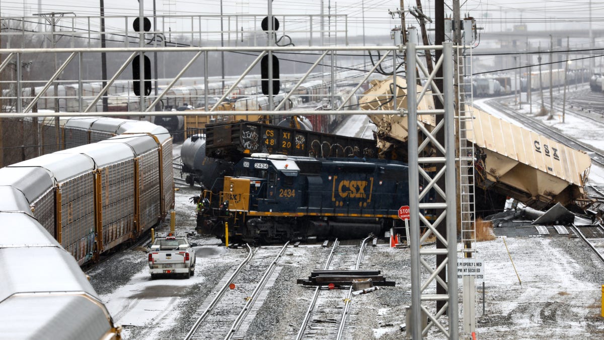 Photos CSX train derails at Gest Street overpass