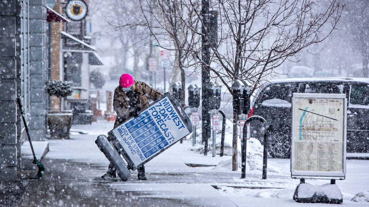 At least 12 inches of snowfall expected as blizzard slams Des Moines
