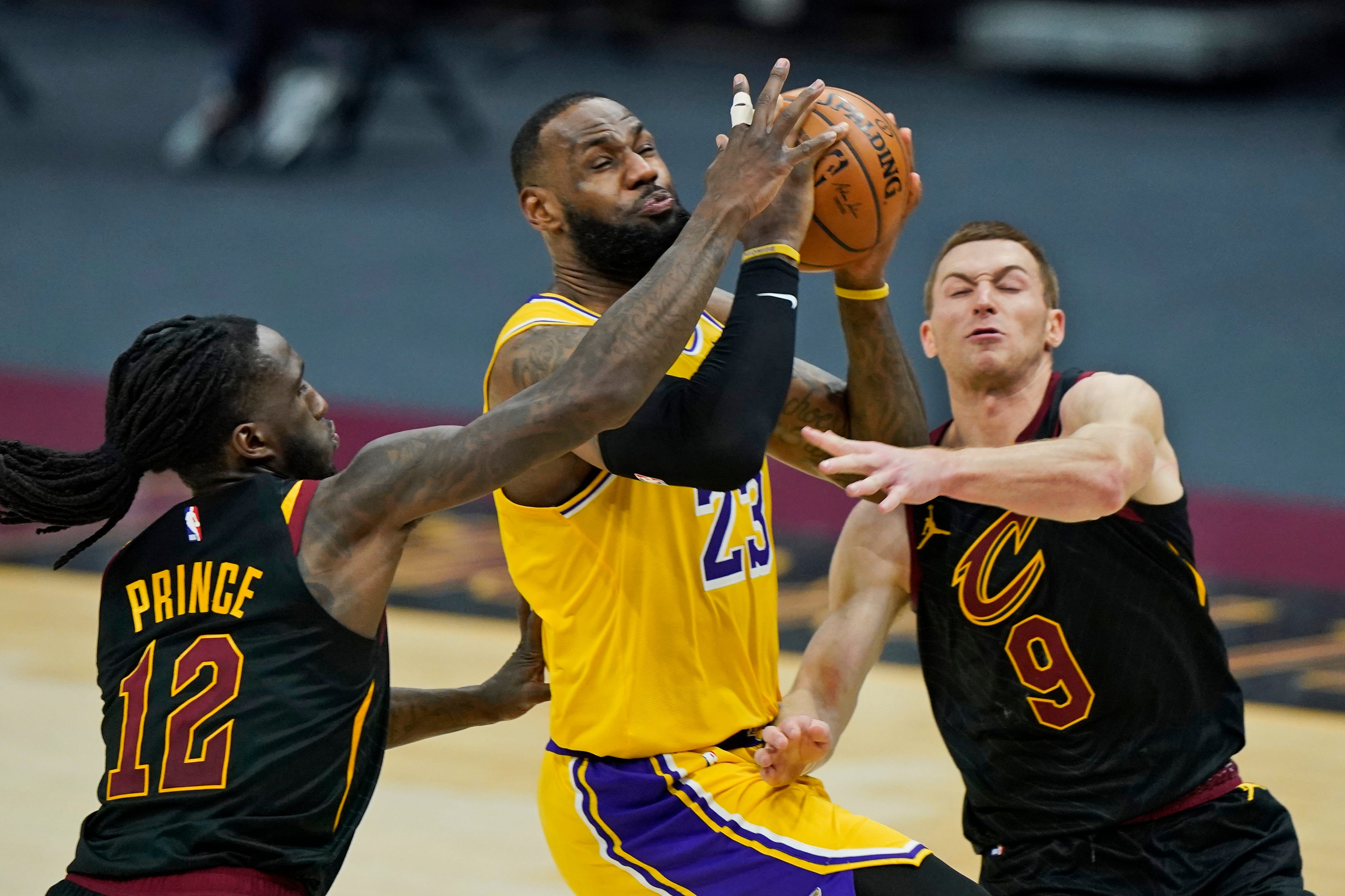 LeBron scores 46, Lakers beat Cavs to 