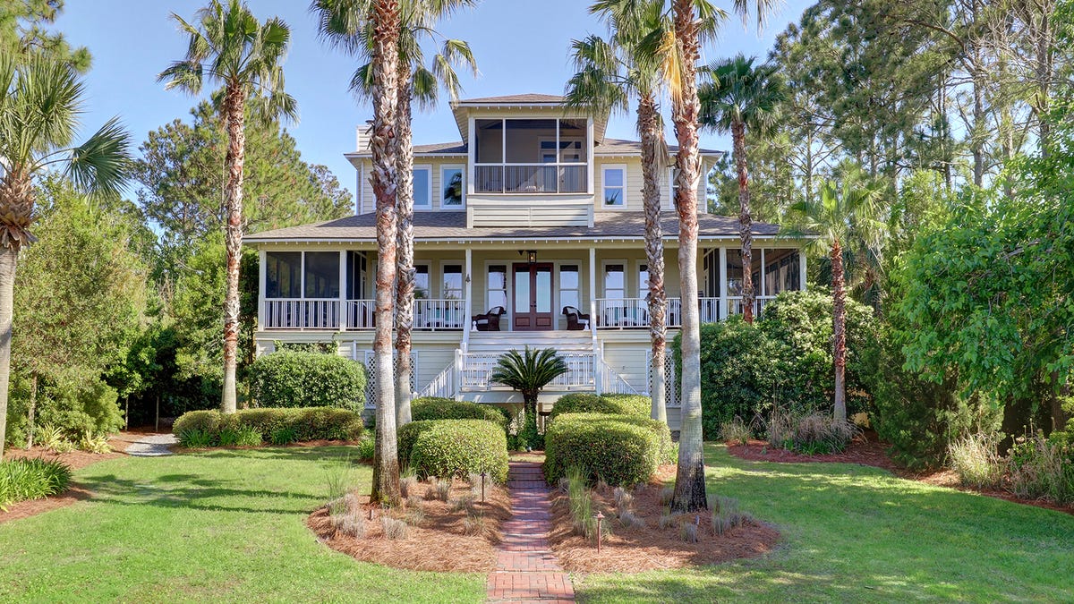 A look inside Sandra Bullock's former Tybee Island home.