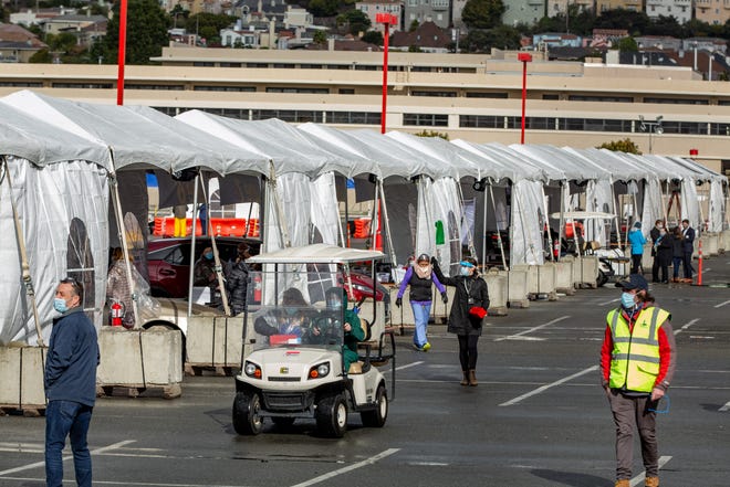 Las vacunas COVID de Moderna se administran en un sitio de vacunación masiva en San Francisco City College el viernes 22 de enero de 2021.