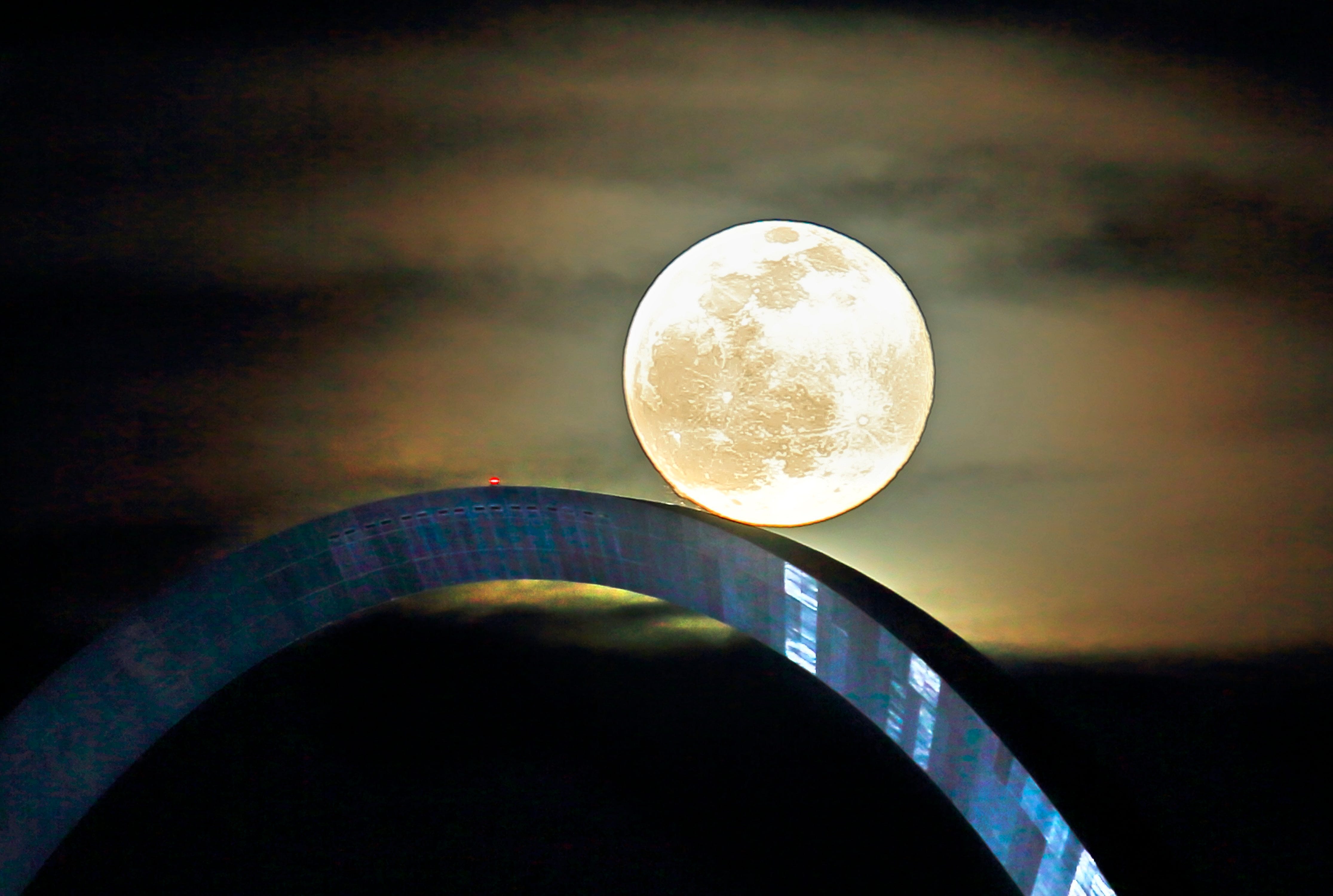 Wolf Moon First 21 Full Moon Has An Unusual Name See The Photos