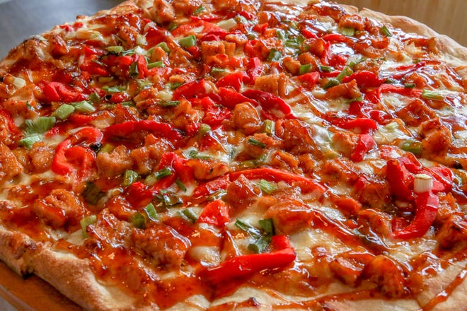 General Tso Pizza with Chicken at Francesco, μια πιτσαρία σε στυλ Νέας Υόρκης στην Hope Street στο Providence.