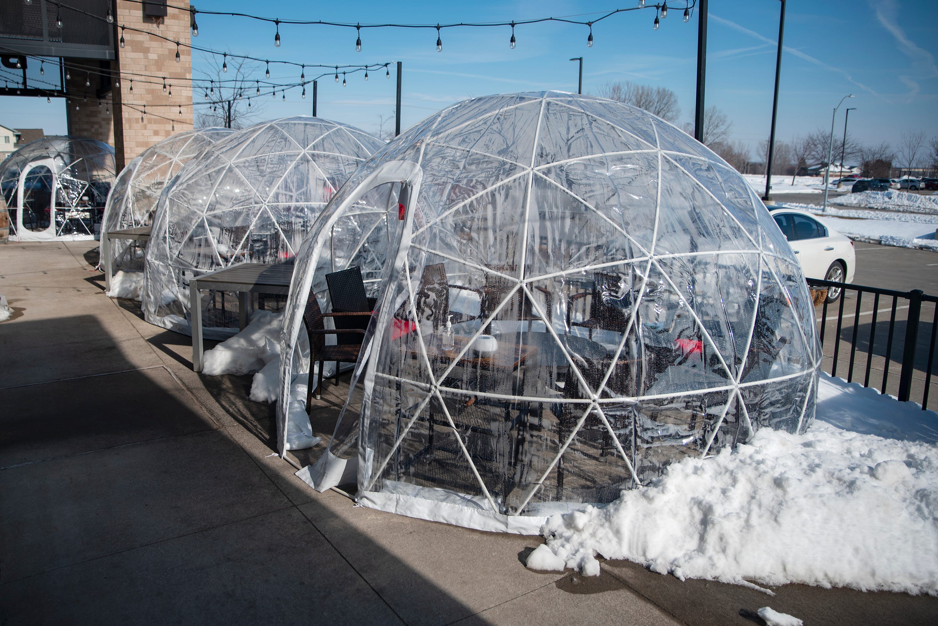 Igloo Dining At West Des Moines Barn Town Brewing A Covid 19 Solution