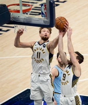 Indianos „Pacers“ puolėjas Dumantas Sabonis (11 m.) Ir Indianos „Pacers“ vartininkas TG McConnellas (9 m.) Atkovojo kamuolį 2021 m. Vasario 2 d., Antradienį, per rungtynes su Memfio „Grizzlies“ klubu „Bunkers Live Fieldhouse“ Indianapolio centre.