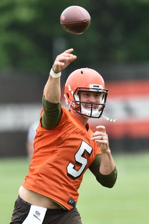 Cleveland Browns quarterback Drew Stanton throws during minicamp at the Cleveland Browns training facility June 4, 2019 in Berea, Ohio.