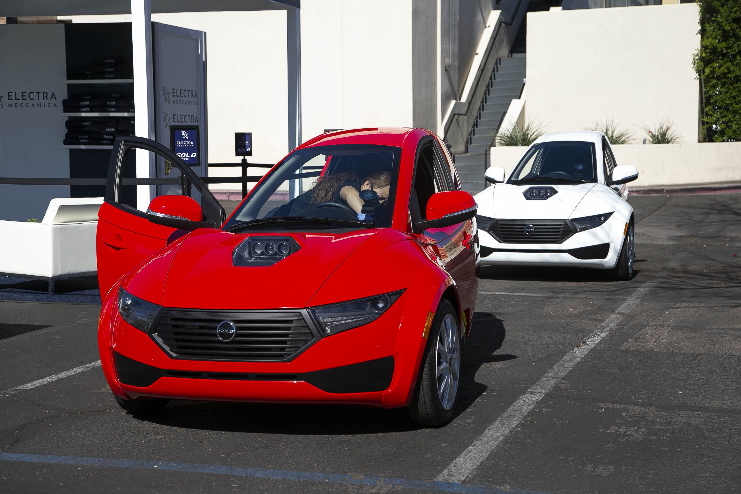 ElectraMeccanica picks Arizona for new electriccar factory