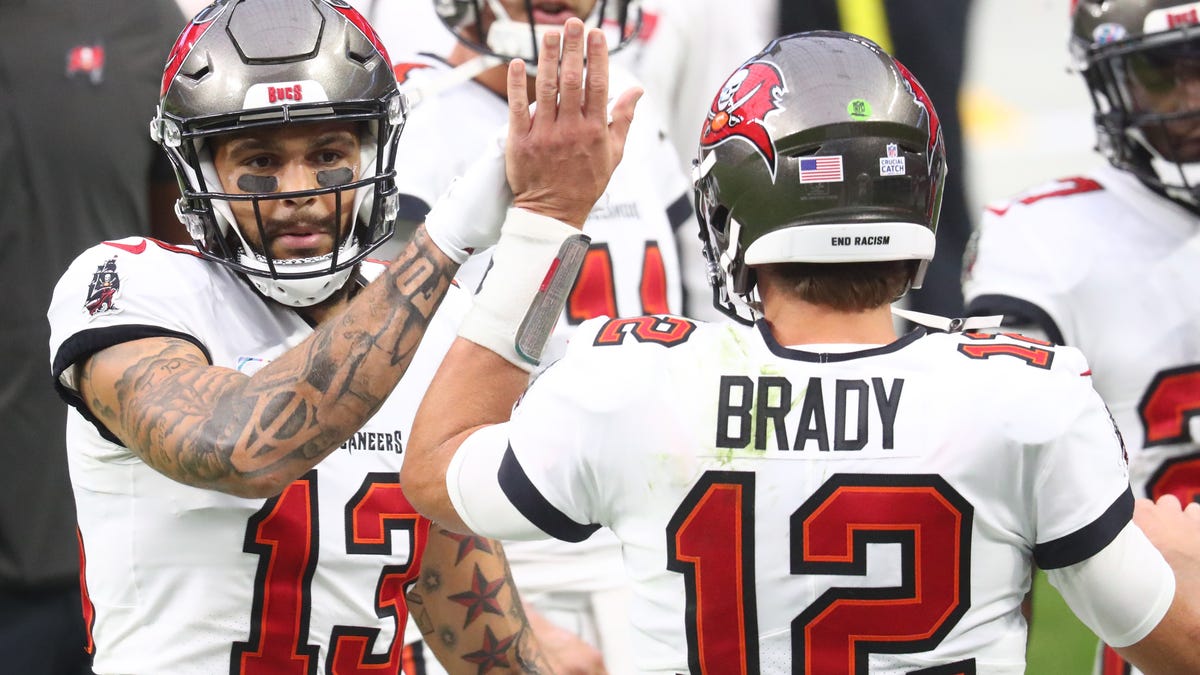 Buccaneers WR Mike Evans (13) celebrates with QB Tom Brady during Tampa Bay's win at Las Vegas this season.