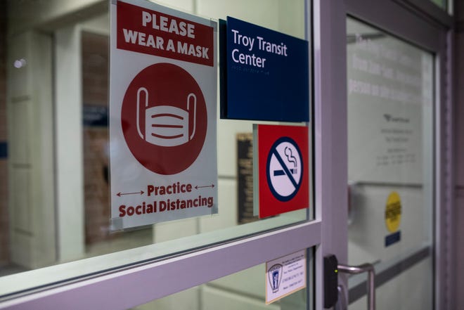 Мичиган ослабляет правила COVID-19 по ношению масок за границей Мичиган ослабляет правила COVID-19 по ношению масок за границей