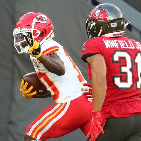 Chiefs WR Tyreek Hill blows by Buccaneers SS Antoi