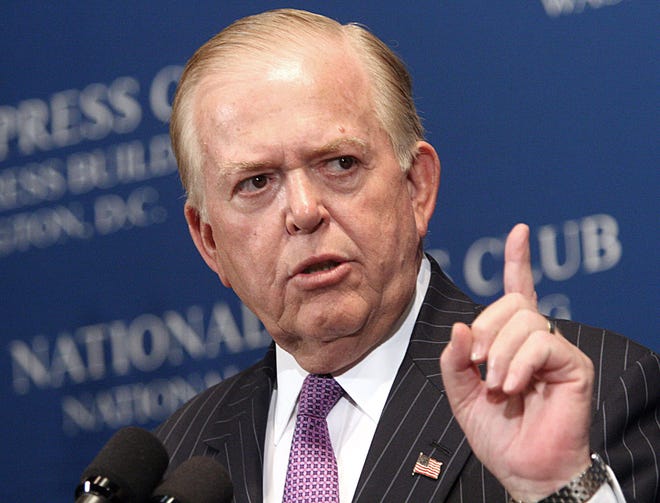Es probable que Lou Dobbs, visto en 2007, sea lanzado en Fox Business Network después de que su programa fuera cancelado el viernes.