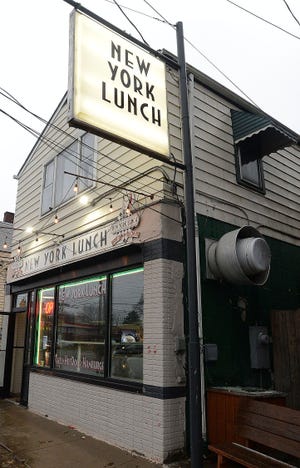 Ένα μεσημεριανό γεύμα στη Νέα Υόρκη στην Ανατολική Λεωφόρο στην Erie ήταν το επίκεντρο της Erie για περισσότερα από 90 χρόνια.