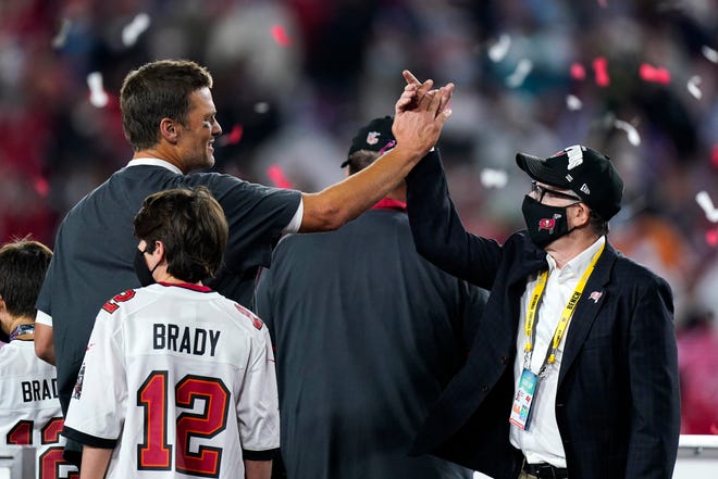 Tomas Brady šventė kartu su piratų savininku Joeliu Glazeriu po „Super Bowl LV“ prieš Kansas City Chiefs, sekmadienį, 2021 m. Vasario 7 d., Tampoje, Floridoje.  Piratai nugalėjo „Chiefs“ 9-31, kad iškovotų titulą.  (AP nuotrauka / Markas Humphrey)