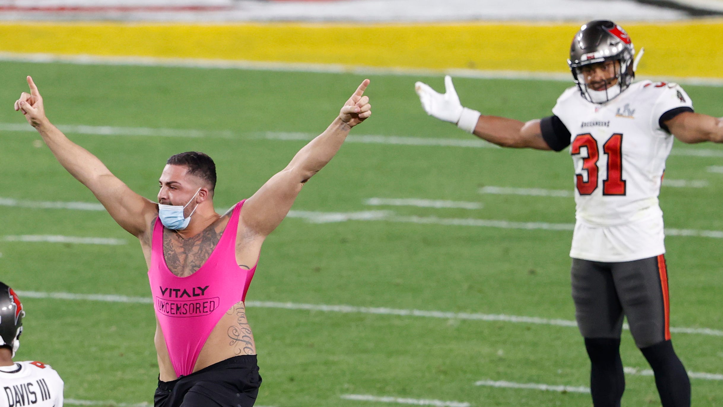 Super Bowl streaker halts game between Chiefs and Bucs in 4th quarter