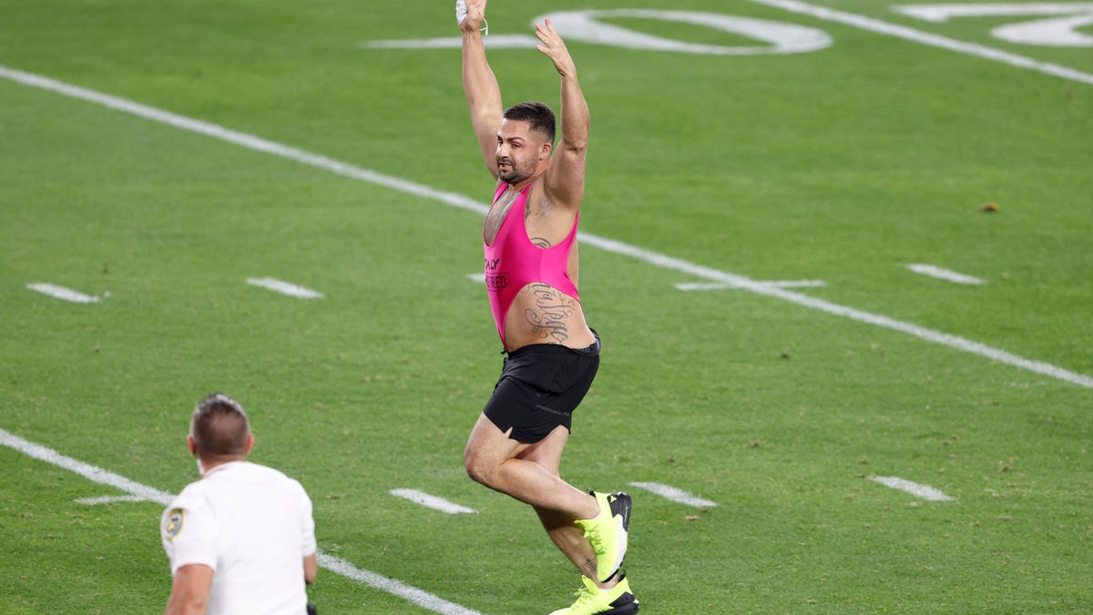 Super Bowl 55 Fan Runs Onto Field In Fourth Quarter Super Bowl 55 Fan Runs Onto Field In Fourth Quarter