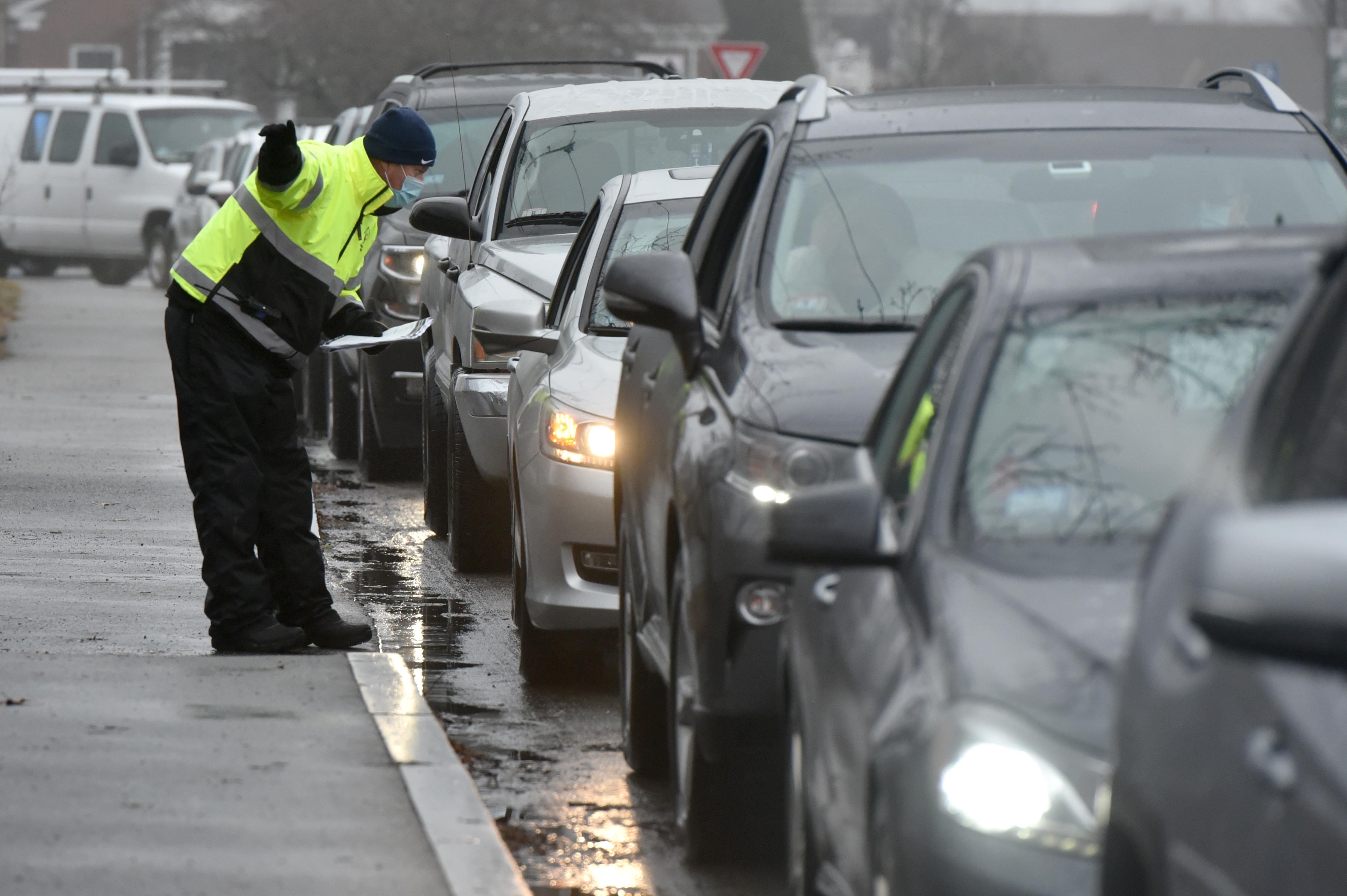 Seniors report problems with Massachusetts 211 vaccination hotline