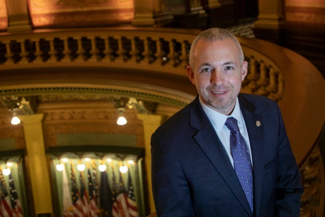 Op deze bestandsfoto van 21 december 2020 is vertegenwoordiger Jason Wentworth, R-Clare, afgebeeld in het State House in Lansing. De nieuwe Republikeinen van de voorzitter en het Huis van Afgevaardigden hebben gedreigd miljarden dollars in te houden voor scholen als ze dat niet doen. De democratische gouverneur Gretchen Whitmer draagt de macht van haar regering over aan lokale gezondheidsafdelingen om persoonlijke bijles en sport te verbieden. Whitmer noemde de verhuizing "wreed en onzorgvuldig." (Mandy Wright/Detroit Free Press via AP, bestand)