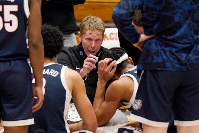 Gonzaga coach Mark Few huddles with his team during a Feb. 4 college basketball game against Pacific in Stockton, Calif.