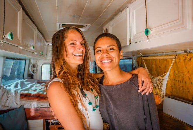 Le couple marié Abigail (à gauche) et Natalie Rodriguez voyagent, vivent dans un Mercedes-Benz Sprinter converti et partagent leurs aventures sur Instagramletsplayrideandseek.