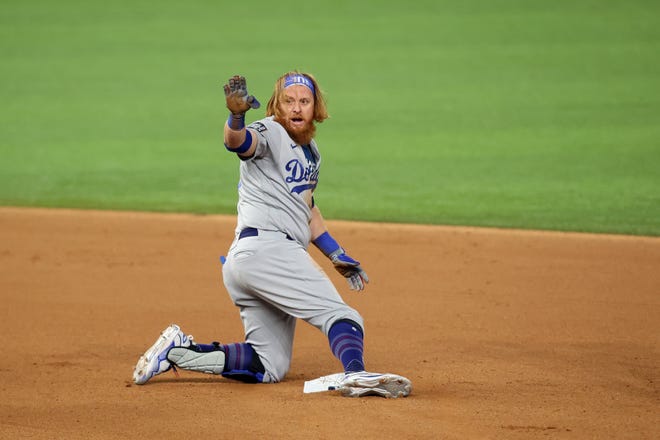 Third baseman Justin Turner decided to re-sign the the Dodgers rather than come to the Brewers.