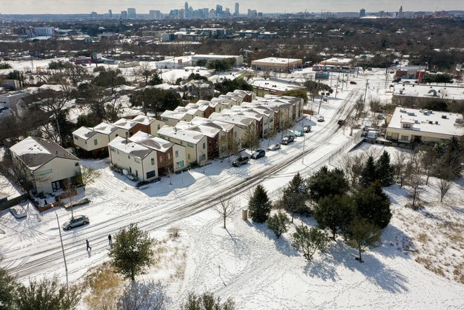 Cobertura de neve e gelo perto do Desenvolvimento Mueller em East Austin em 15 de fevereiro.  A Austin Energy recebeu centenas de pedidos de informações ou ajuda na instalação de geradores domésticos nos meses desde o congelamento de fevereiro.