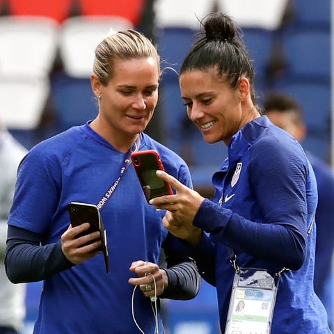 Ashlyn Harris (left) and Ali Krieger chat before a