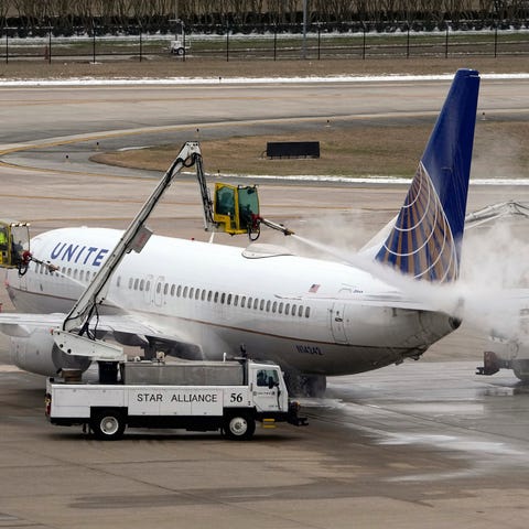 Workers de-ice a United plane at Houston's George 