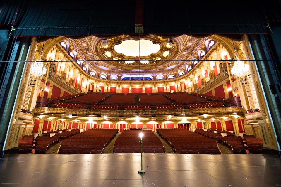 Theater boston. Бостонская опера. Оперный театр Корея. Театр Бостон США. Опера Хаус Манчестер из нутрти.