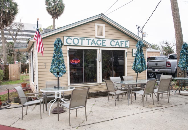 18 Şubat 2021 Perşembe günü Pensacola şehir merkezindeki 203 West Gregory Caddesi'ndeki Cottage Cafe.