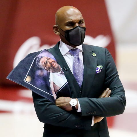 Vanderbilt Head Coach Jerry Stackhouse wears a sca