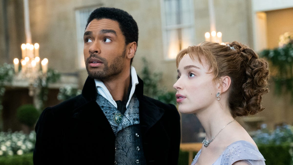 Regé-Jean Page and Phoebe Dynevor in a scene from Netflix's "Bridgerton."