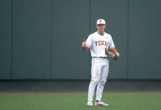 Outfielder Eric Kennedy (30) gives a thumbs up to fans during the UT alumni game on Feb. 2, 2019 in Austin.