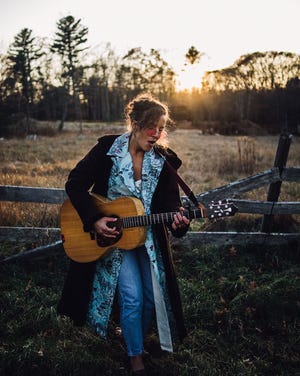 Natalie Zipouri to bere "Na úrovni kořenů individuální přístup" Propagovat její album "Dej vše" Během její otevřené autobusové cesty.