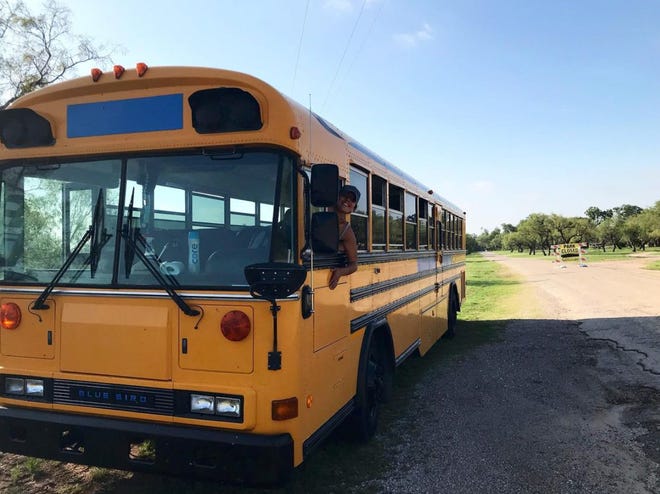 Zpěvačka RI Natále startuje ve školním autobusu a propaguje nové album Zpěvačka RI Natále startuje ve školním autobusu a propaguje nové album