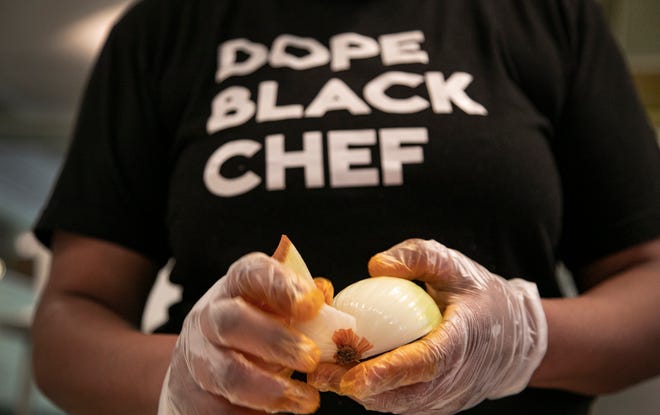 La chef Ederique Goudia, de 39 años, de Detroit, prepara comidas para Make Food Not Waste en la cocina de la Iglesia Presbiteriana de Jefferson Avenue el 18 de febrero de 2021. Goudia está esperando la construcción de un edificio para mudarse a lo que será su restaurante Gabriel Hall en el oeste Zona de pueblo de Detroit.