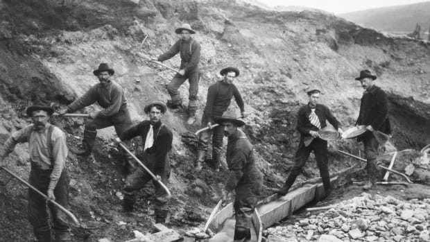 Los mineros buscan oro en la fiebre del oro de California en 1849.